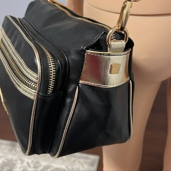 Authentic Versace crossbody cosmetics bag - Picture 4 of 14